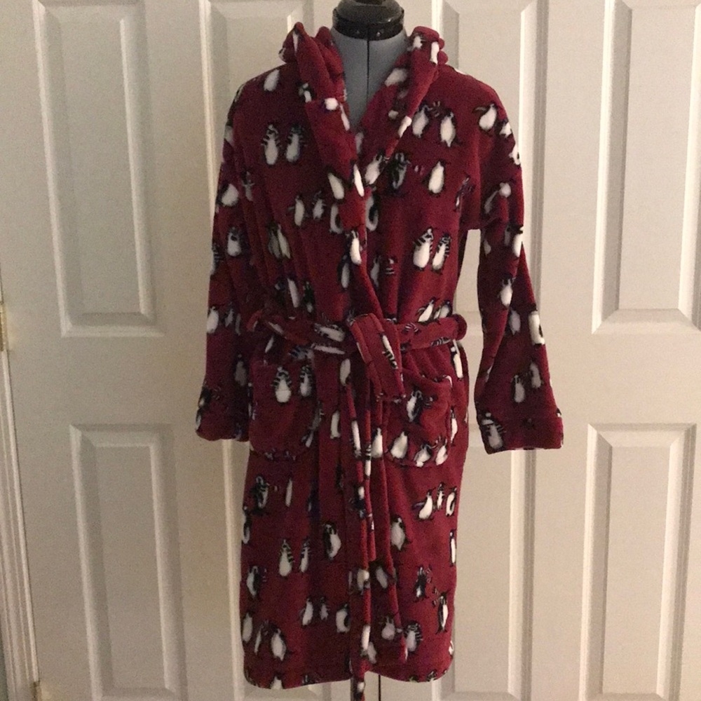 Vera Bradley Black & White Penguin Print On Burgundy Fleece Hooded Robe S to M